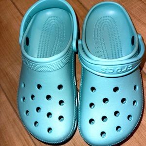 BEAUTIFUL BLUE CROCS🦋